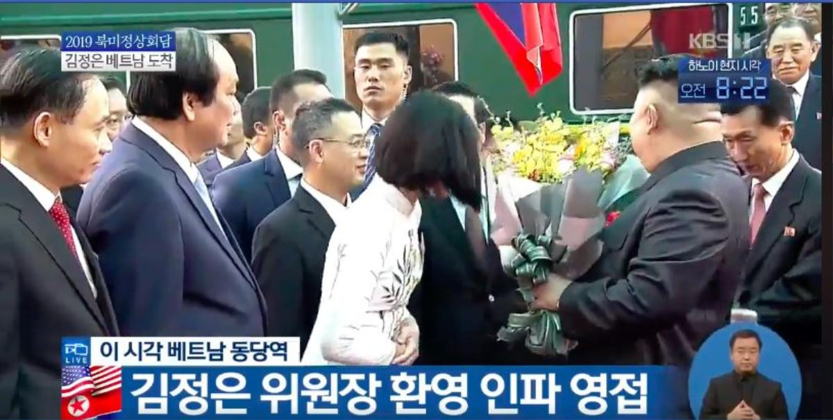 Cận cảnh nhan sắc ngọt ngào của nữ sinh Lạng Sơn tặng hoa Kim Jong Un tại ga Đồng Đăng sáng nay Ảnh 1