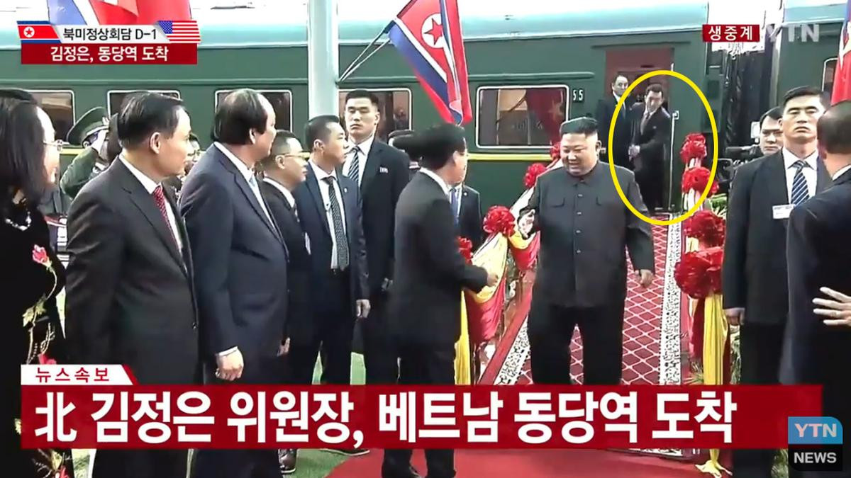 Khoảnh khắc phiên dịch Triều Tiên hớt hải chạy theo ông Kim Jong-un Ảnh 1