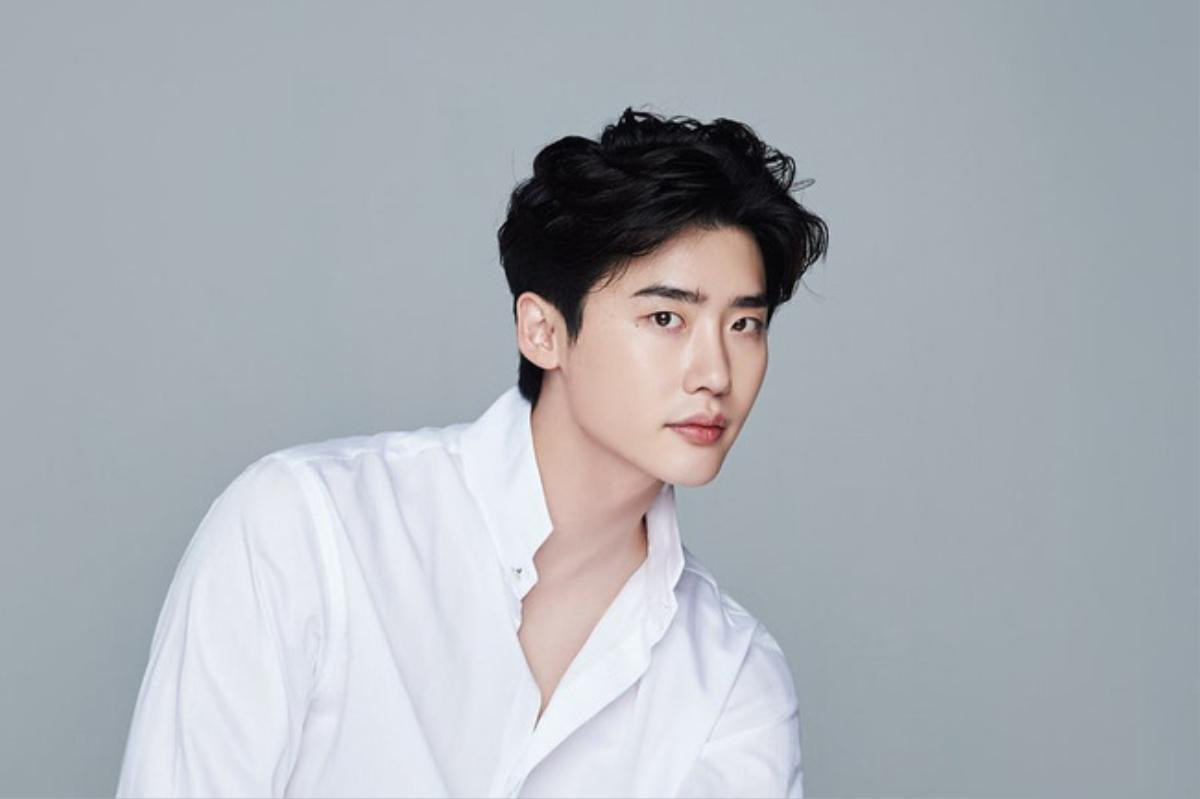 2 năm Lee Jong Suk vắng bóng màn ảnh, fan nên xem hết những phim này để đỡ nhớ mong Ảnh 1