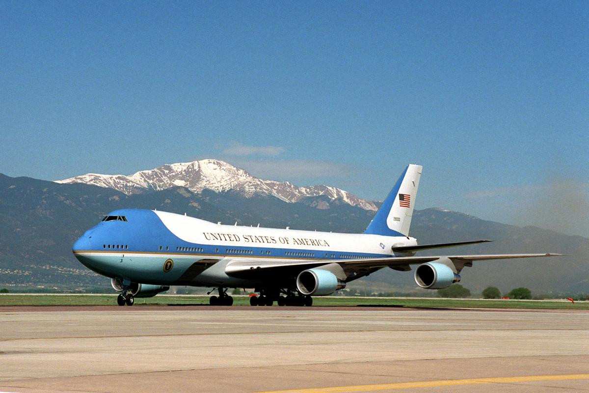 Vì sao 'pháo đài trên không' Air Force One của Tổng thống Mỹ có màu xanh? Ảnh 2