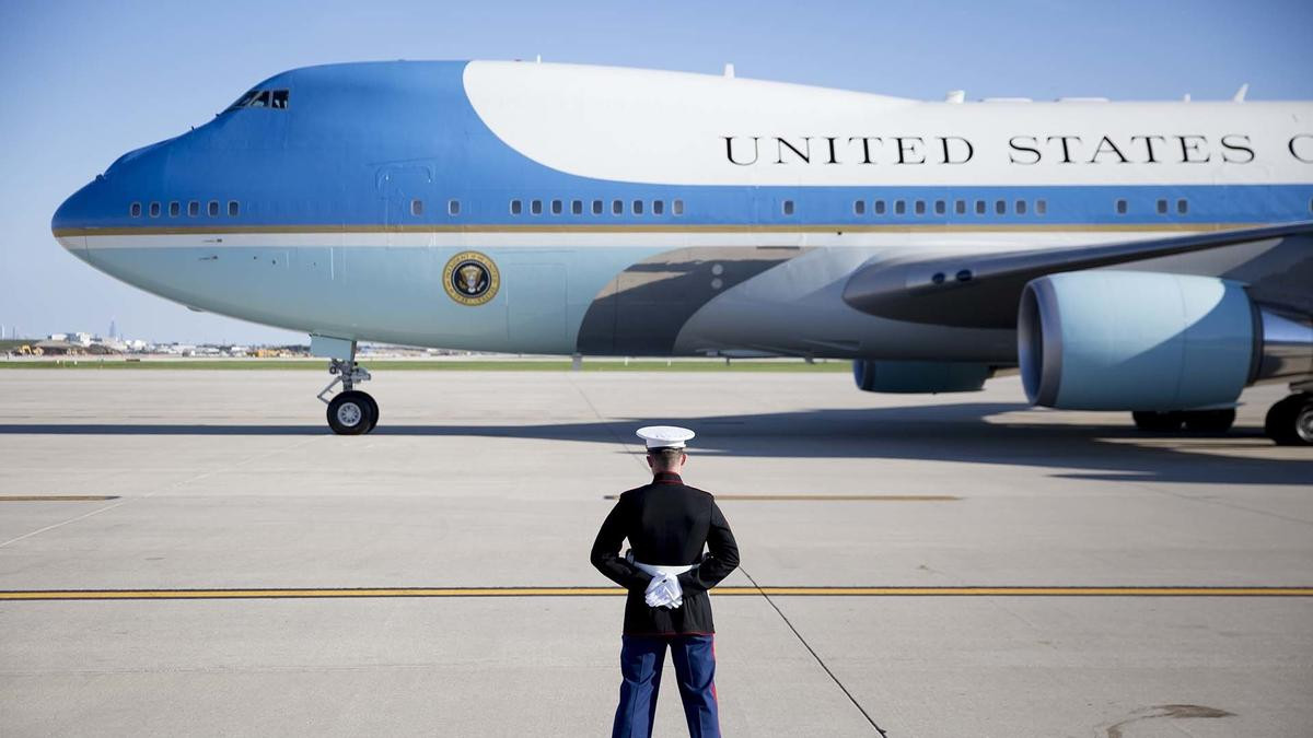 Vì sao 'pháo đài trên không' Air Force One của Tổng thống Mỹ có màu xanh? Ảnh 3