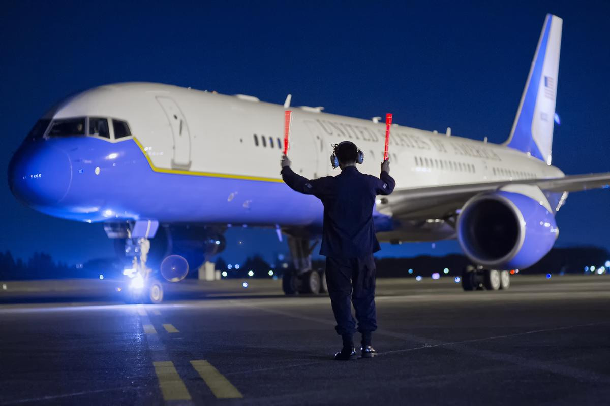 Ngoài Air Force One, Tổng thống Mỹ còn mang theo chuyên cơ dự phòng khủng không kém tại Hội Nghị Thượng đỉnh Mỹ - Triều Ảnh 9