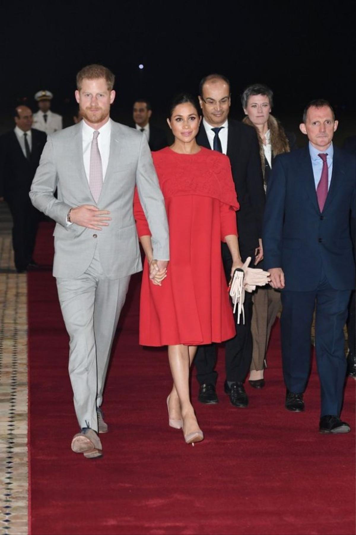 Meghan Markle khiến dân tình choáng khi chi gần 3,5 tỷ đồng tiền váy áo chỉ trong 3 ngày Ảnh 1