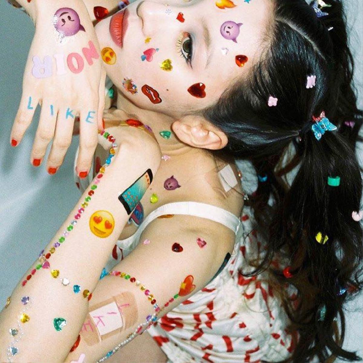 Sunmi tung teaser với sticker dán chi chít trên người: Liệu sẽ là một hình tượng chưa từng có từ trước tới nay? Ảnh 3