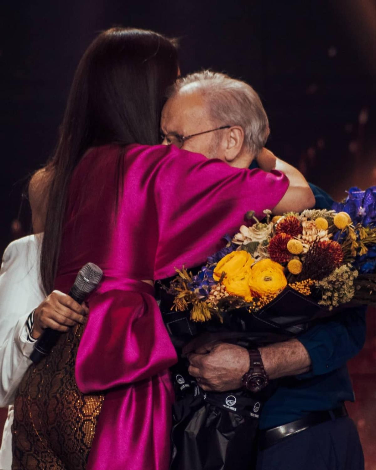 Đã là Miss Universe, thế nhưng Catriona Gray vẫn oà khóc như một đứa trẻ khi thấy điều này! Ảnh 5