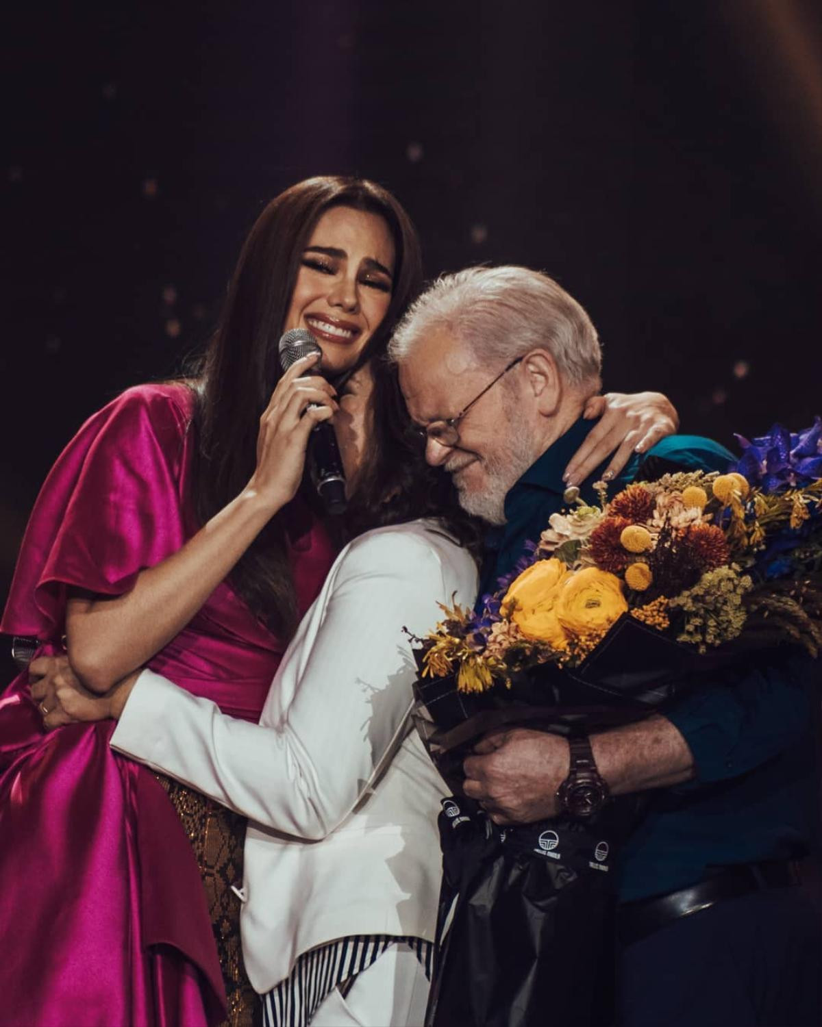 Đã là Miss Universe, thế nhưng Catriona Gray vẫn oà khóc như một đứa trẻ khi thấy điều này! Ảnh 6