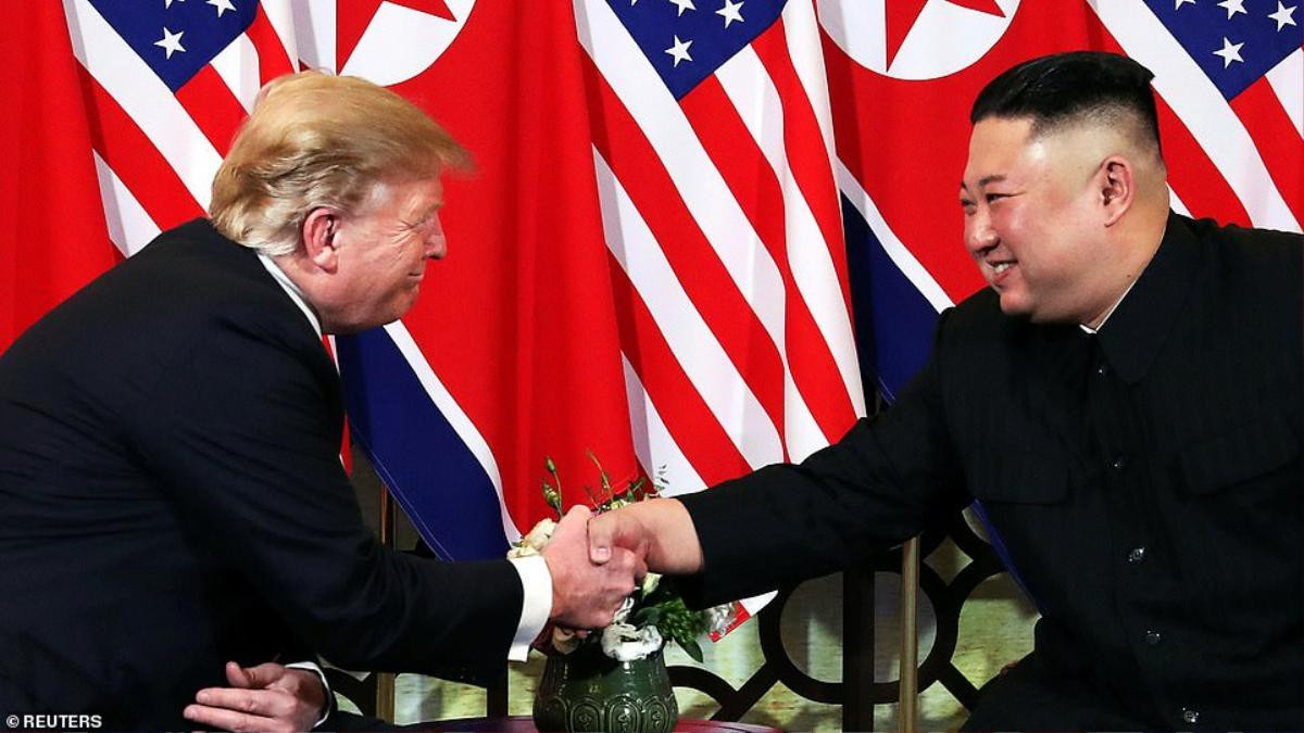 Cú bắt tay lịch sử của Tổng thống Trump và Chủ tịch Kim Jong-un tại Hà Nội Ảnh 2