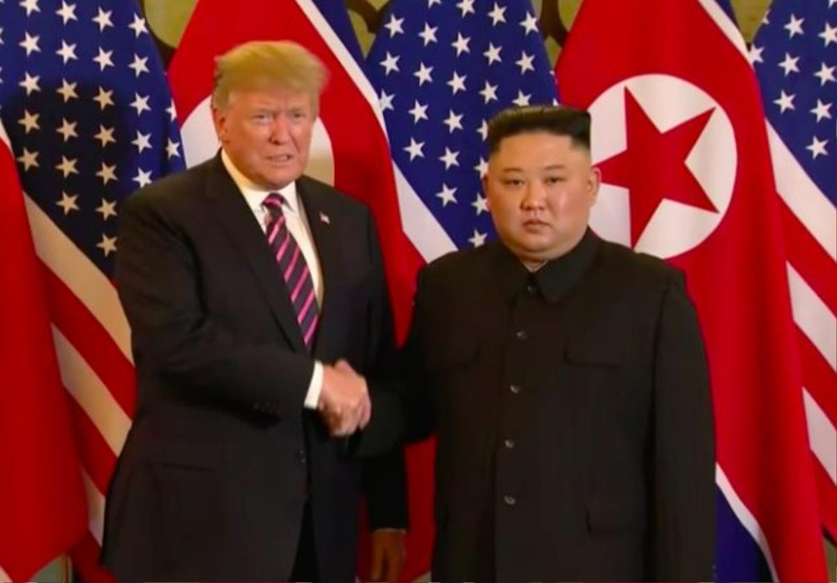 Cú bắt tay lịch sử của Tổng thống Trump và Chủ tịch Kim Jong-un tại Hà Nội Ảnh 1