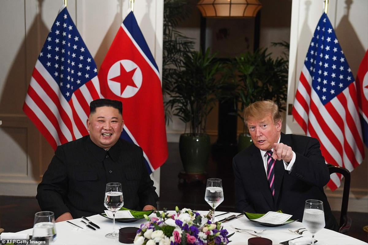 Cú bắt tay lịch sử của Tổng thống Trump và Chủ tịch Kim Jong-un tại Hà Nội Ảnh 5