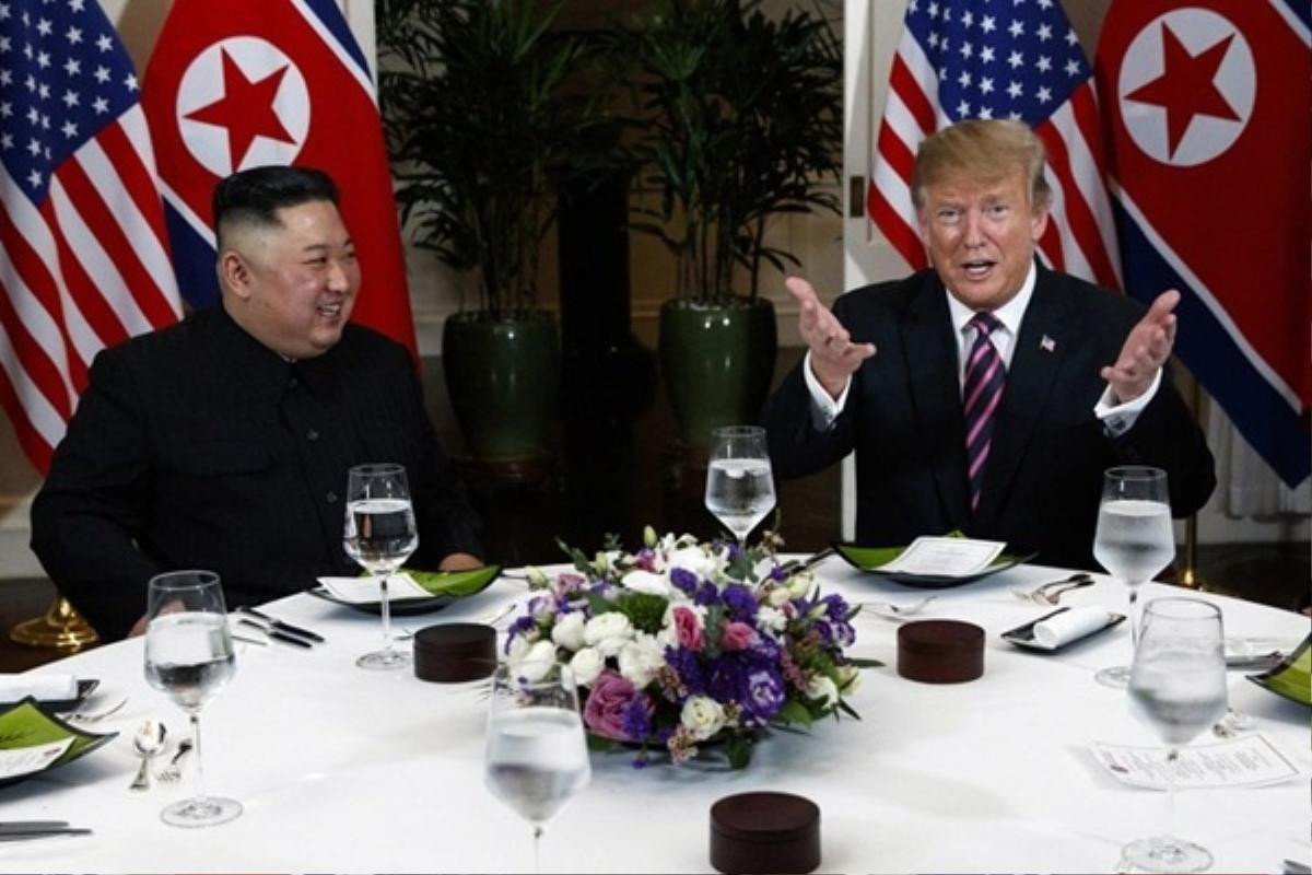 Cú bắt tay lịch sử của Tổng thống Trump và Chủ tịch Kim Jong-un tại Hà Nội Ảnh 7