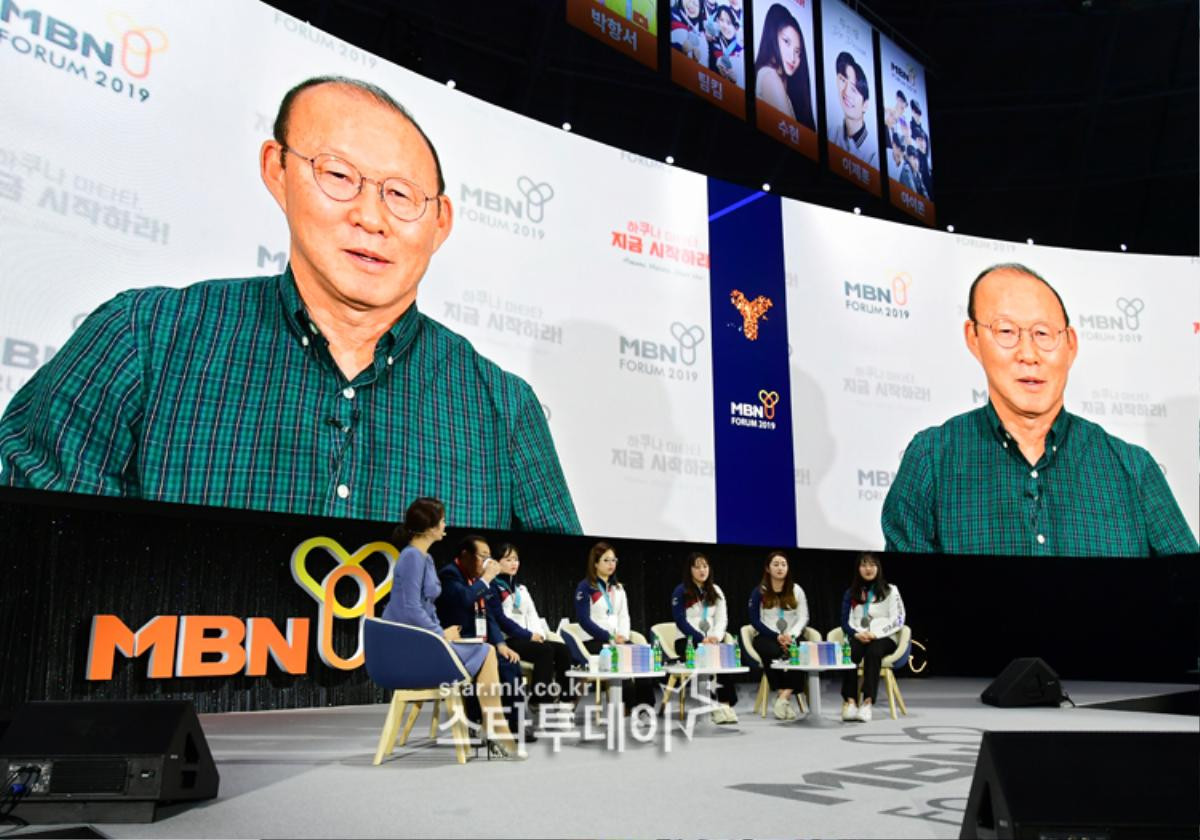 'MBN Y Forum 2019': HLV Park Hang Seo xuất hiện gián tiếp, Kim Je Hoon tỏa sáng cùng Soo Hyun và iKON Ảnh 3