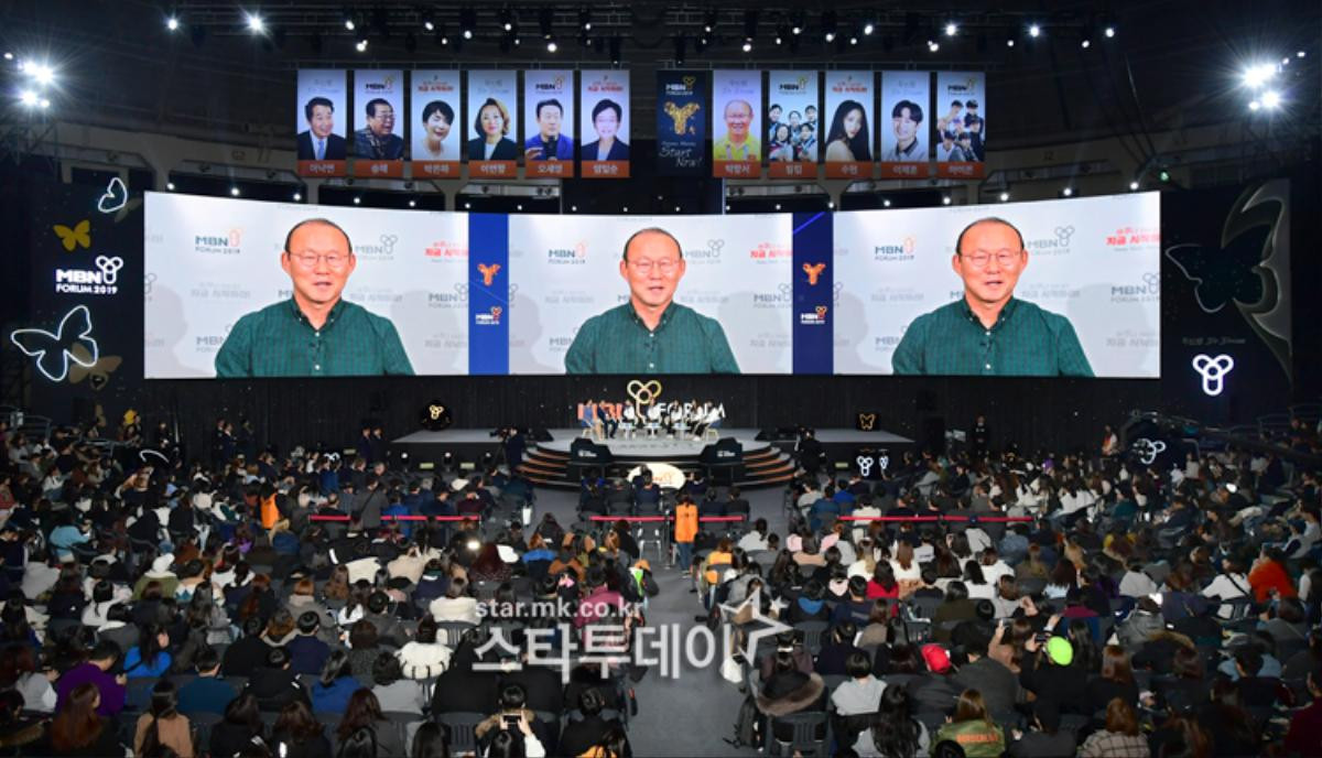 'MBN Y Forum 2019': HLV Park Hang Seo xuất hiện gián tiếp, Kim Je Hoon tỏa sáng cùng Soo Hyun và iKON Ảnh 4