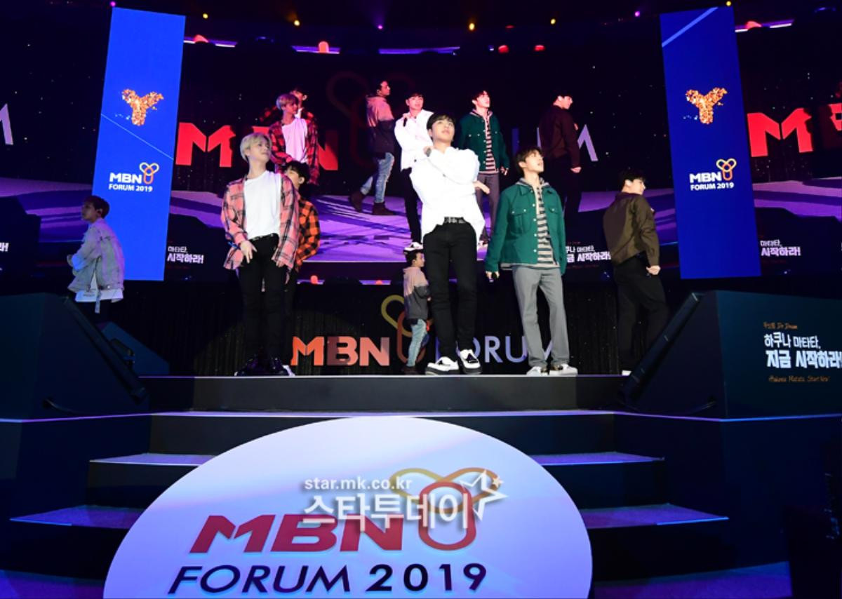 'MBN Y Forum 2019': HLV Park Hang Seo xuất hiện gián tiếp, Kim Je Hoon tỏa sáng cùng Soo Hyun và iKON Ảnh 29