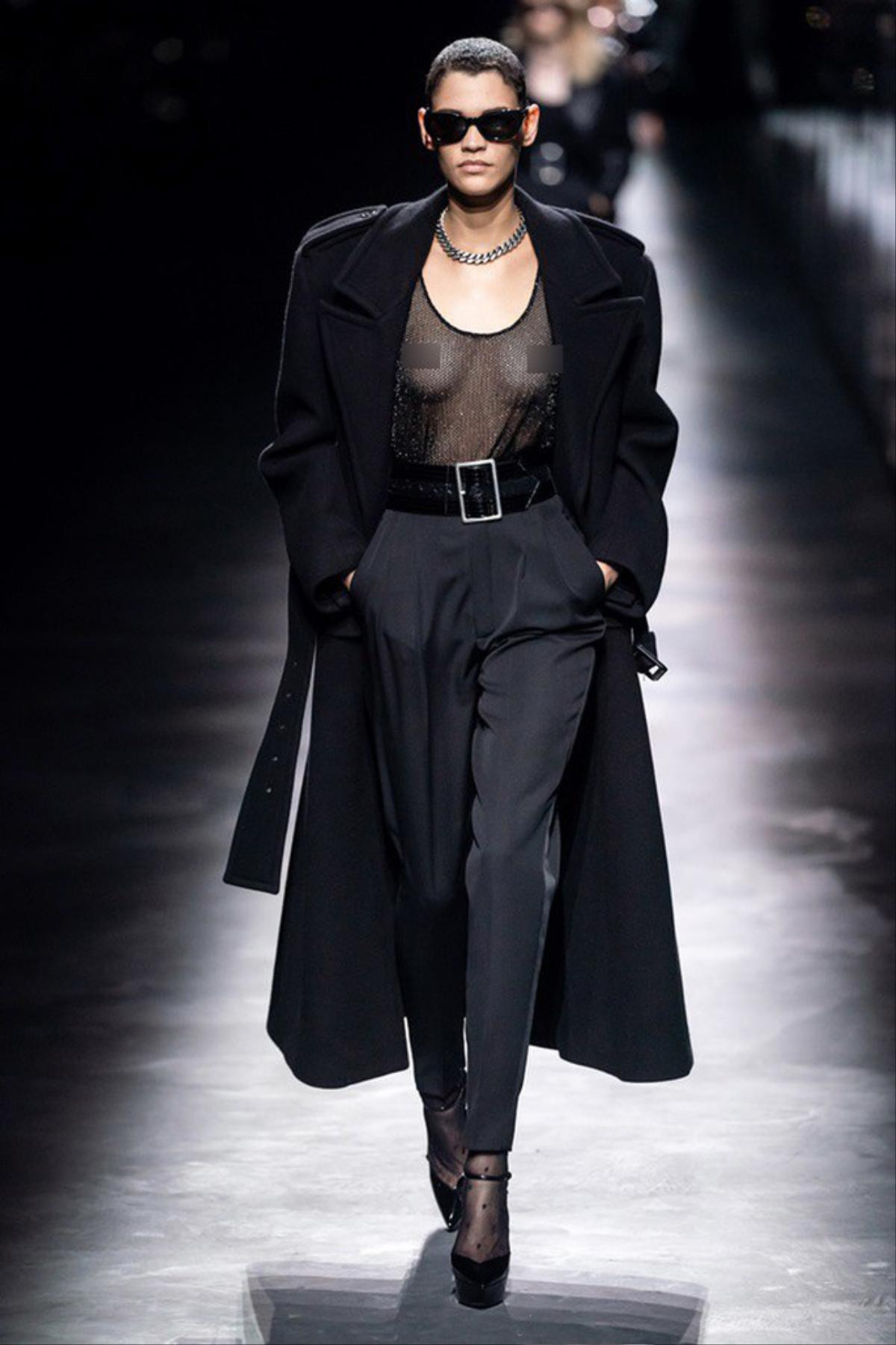 Choáng ngợp vì thông điệp 'giải phóng cơ thể' của show Saint Laurent tại Paris Fashion Week 2019 Ảnh 2