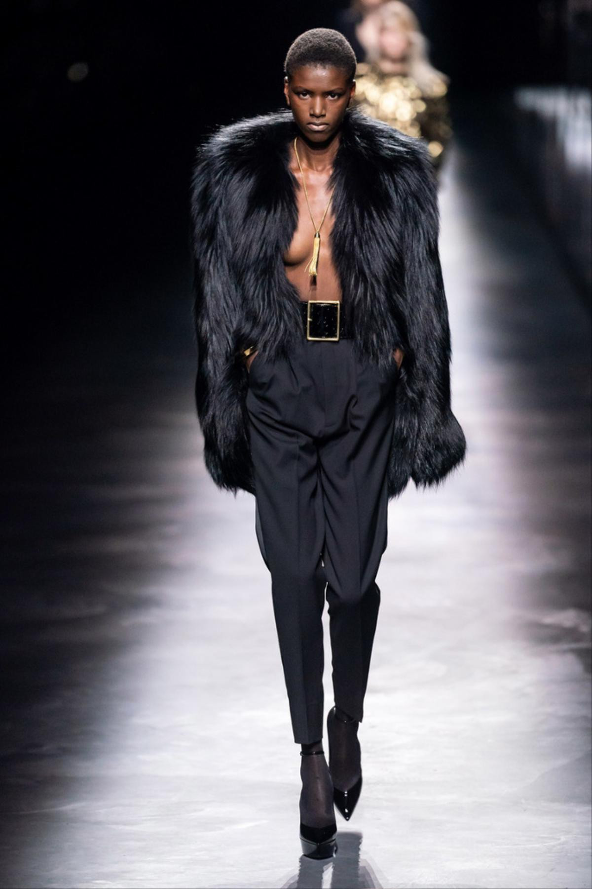 Choáng ngợp vì thông điệp 'giải phóng cơ thể' của show Saint Laurent tại Paris Fashion Week 2019 Ảnh 5