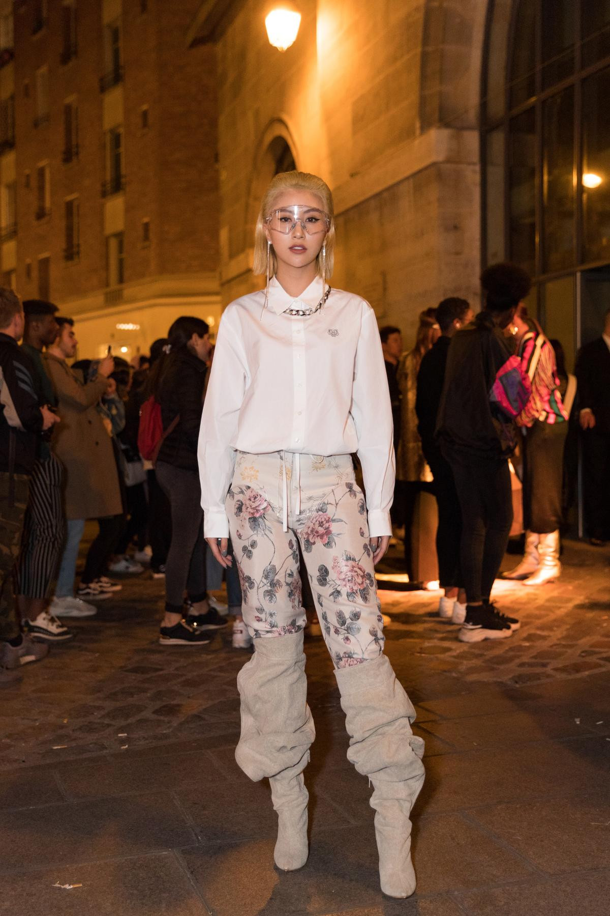 Mix quần hoa với boots 'lùng nhùng', Quỳnh Anh Shyn chiếm trọn spotlight tại Paris Fashion Week 2019 Ảnh 1