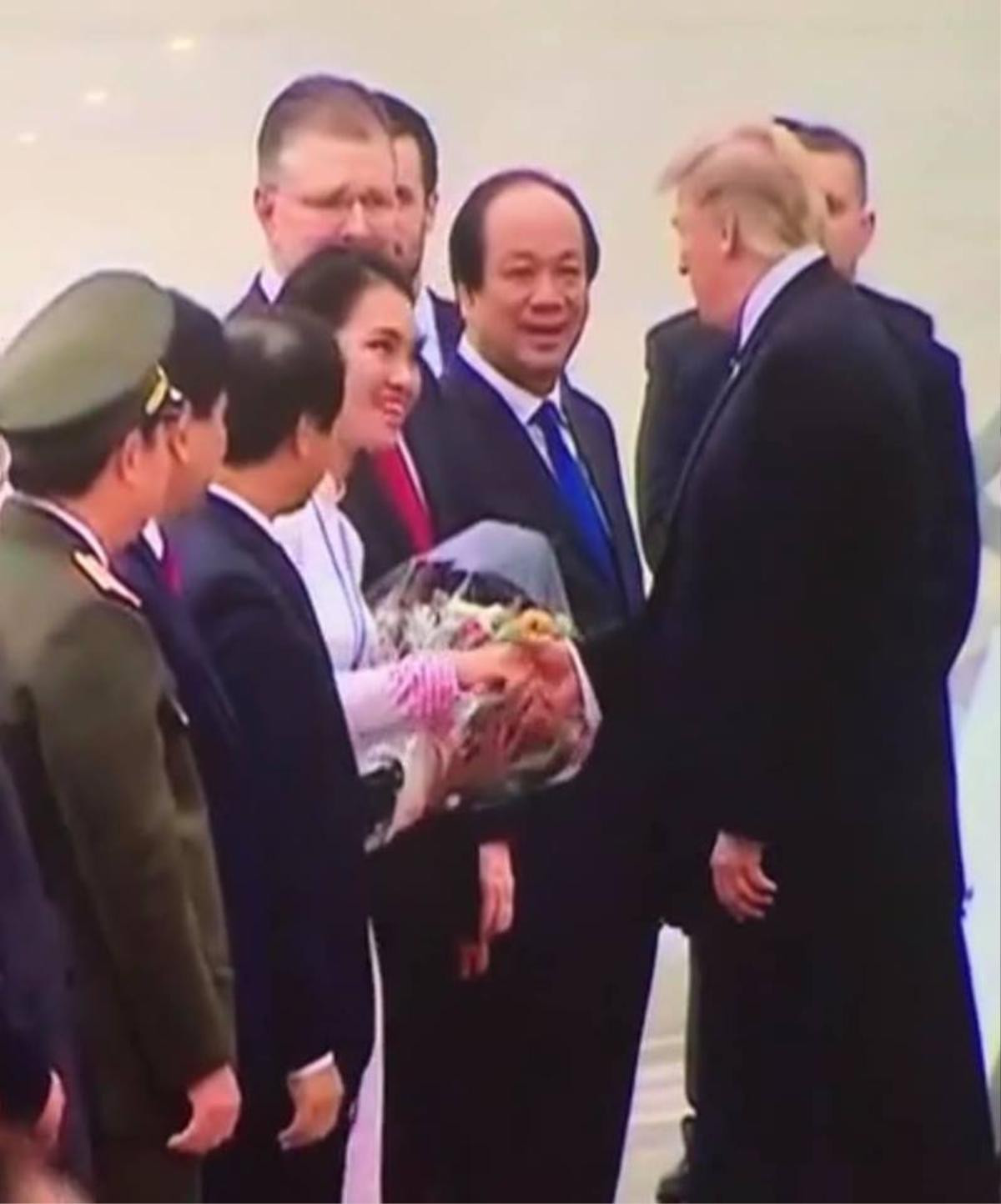 Nữ sinh giỏi 2 ngoại ngữ diện áo dài do HH Ngọc Hân thiết kế tặng hoa tiễn Tổng thống Donald Trump Ảnh 1