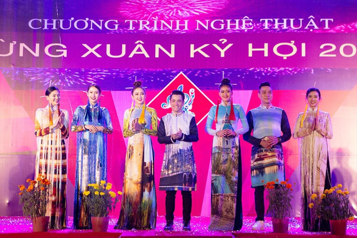 Áo dài lụa in họa tiết tôn vinh vẻ đẹp biển đảo quê hương Ảnh 8