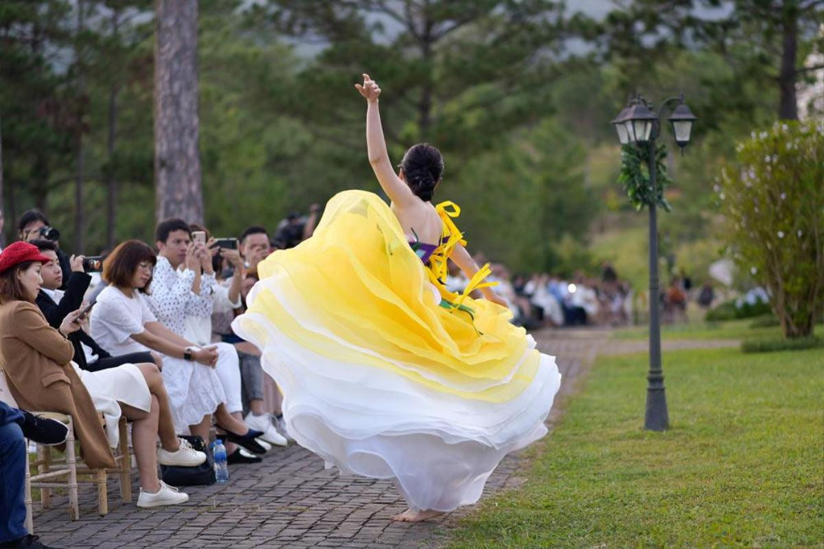 Lý do Tăng Thanh Hà, Tiểu Vy đều thích làm điều này khi mặc váy dài Ảnh 13