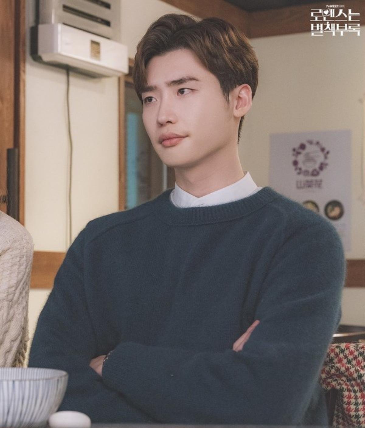 'Phụ lục tình yêu' tập 11: Lee Jong Suk ngủ say trong vòng tay Wi Ha Joon, chuyện tình 'đam mỹ' kỳ quặc Ảnh 2