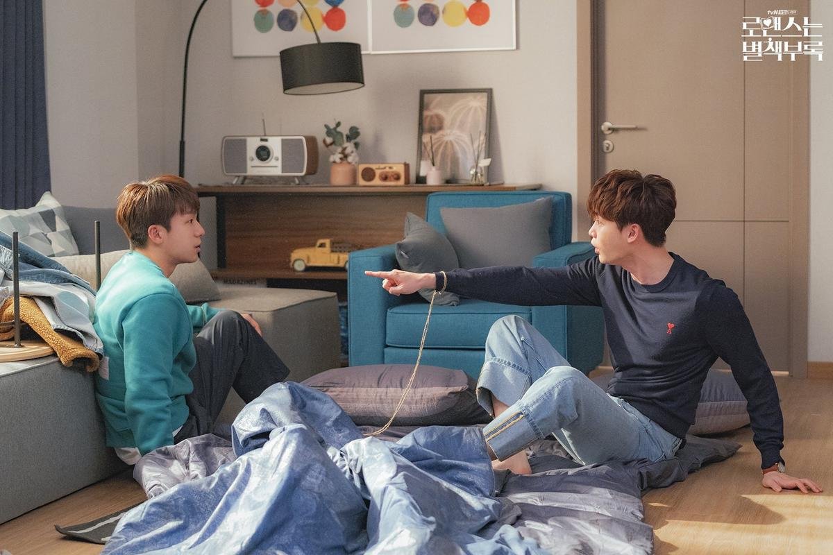 'Phụ lục tình yêu' tập 11: Lee Jong Suk ngủ say trong vòng tay Wi Ha Joon, chuyện tình 'đam mỹ' kỳ quặc Ảnh 5