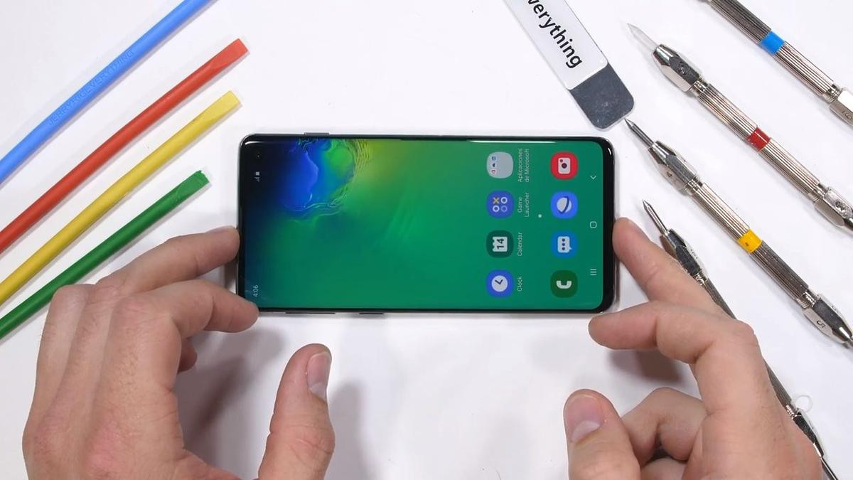 Đem siêu phẩm Galaxy S10 ra tra tấn hơ lửa và bẻ cong, kết quả khiến ai cũng choáng váng Ảnh 1