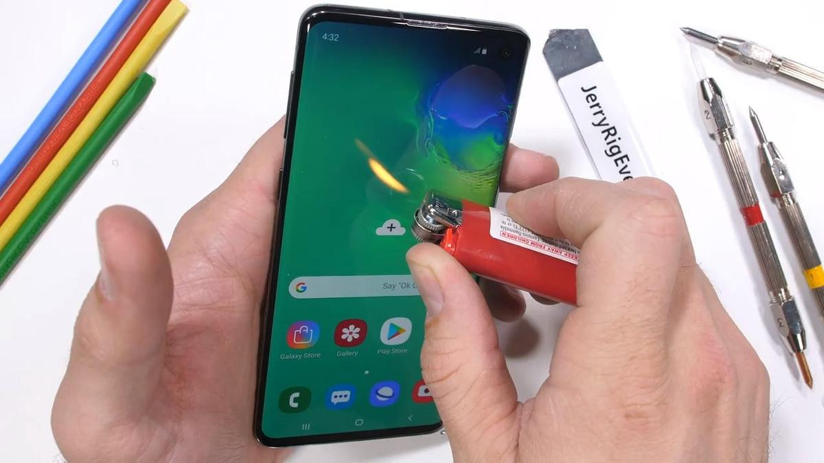 Đem siêu phẩm Galaxy S10 ra tra tấn hơ lửa và bẻ cong, kết quả khiến ai cũng choáng váng Ảnh 7