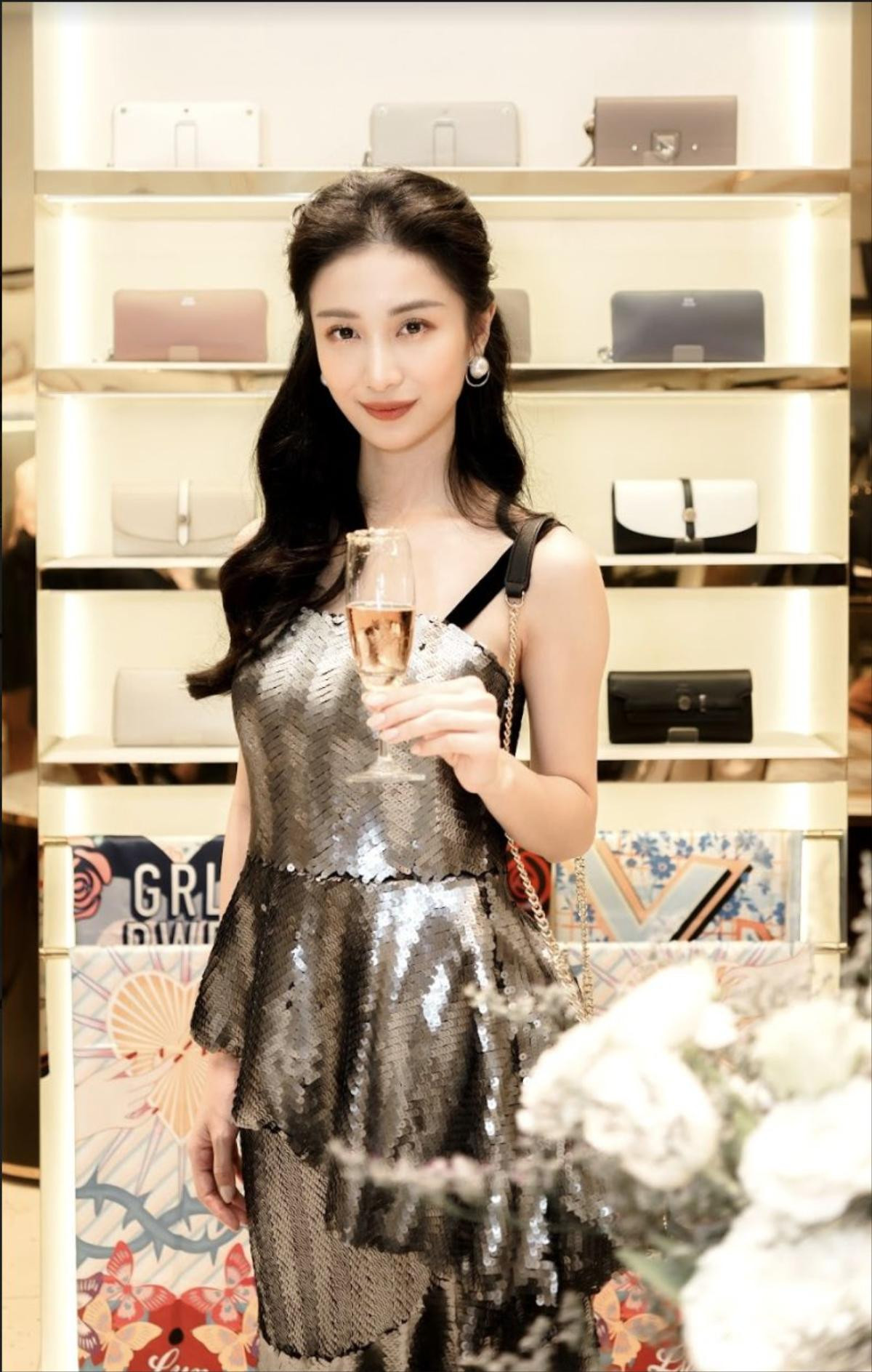 Jun Vũ hóa nữ thần cổ điển, Phí Phương Anh xuất hiện sang trọng giữa dàn fashionista tại sự kiện Ảnh 2