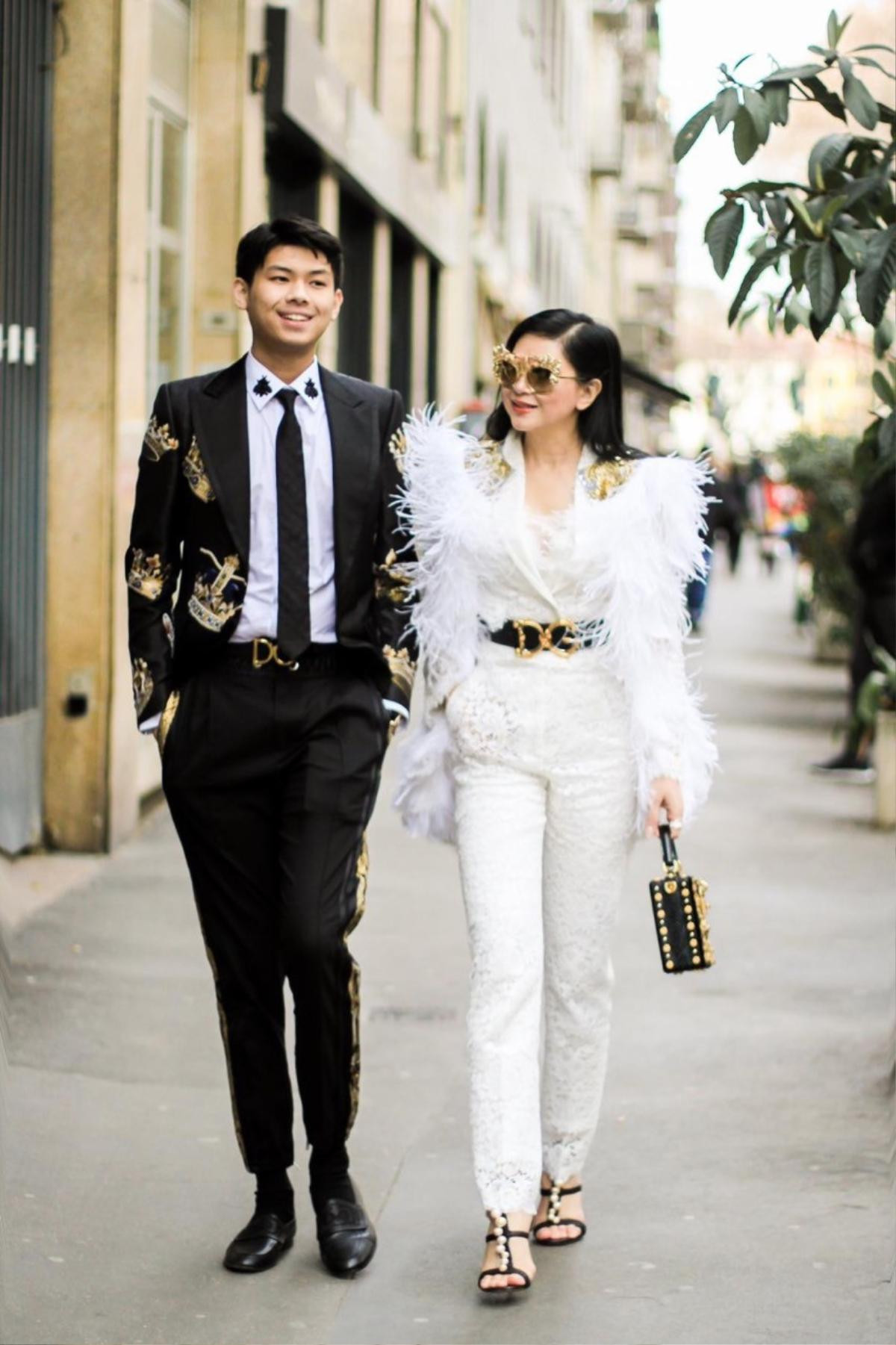 Mẹ và em chồng Tăng Thanh Hà dát hàng hiệu từ đầu đến chân tại Milan Fashion Week Ảnh 5