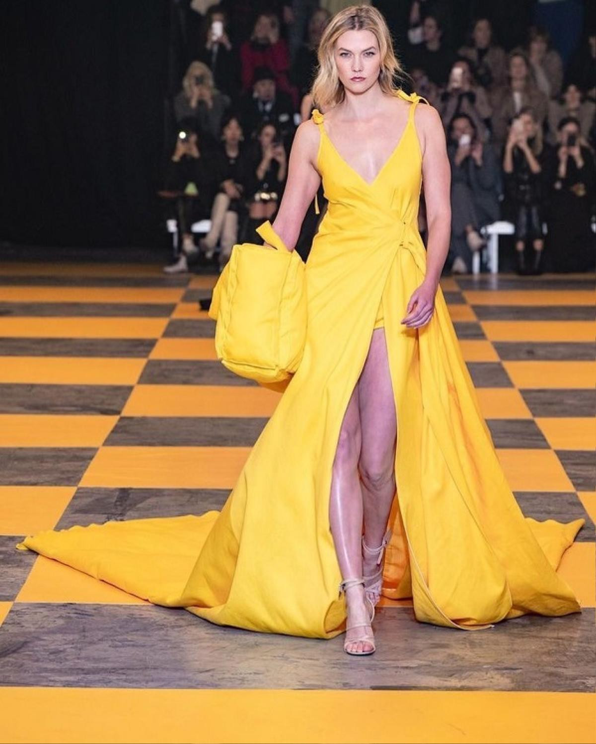 Siêu mẫu Karlie Kloss 'tái xuất' trên sàn catwalk đọ sắc cùng chị em nhà Hadid Ảnh 2