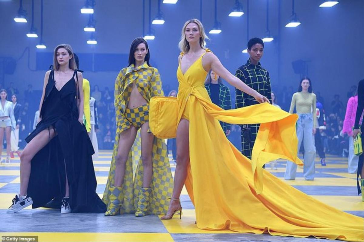 Siêu mẫu Karlie Kloss 'tái xuất' trên sàn catwalk đọ sắc cùng chị em nhà Hadid Ảnh 3