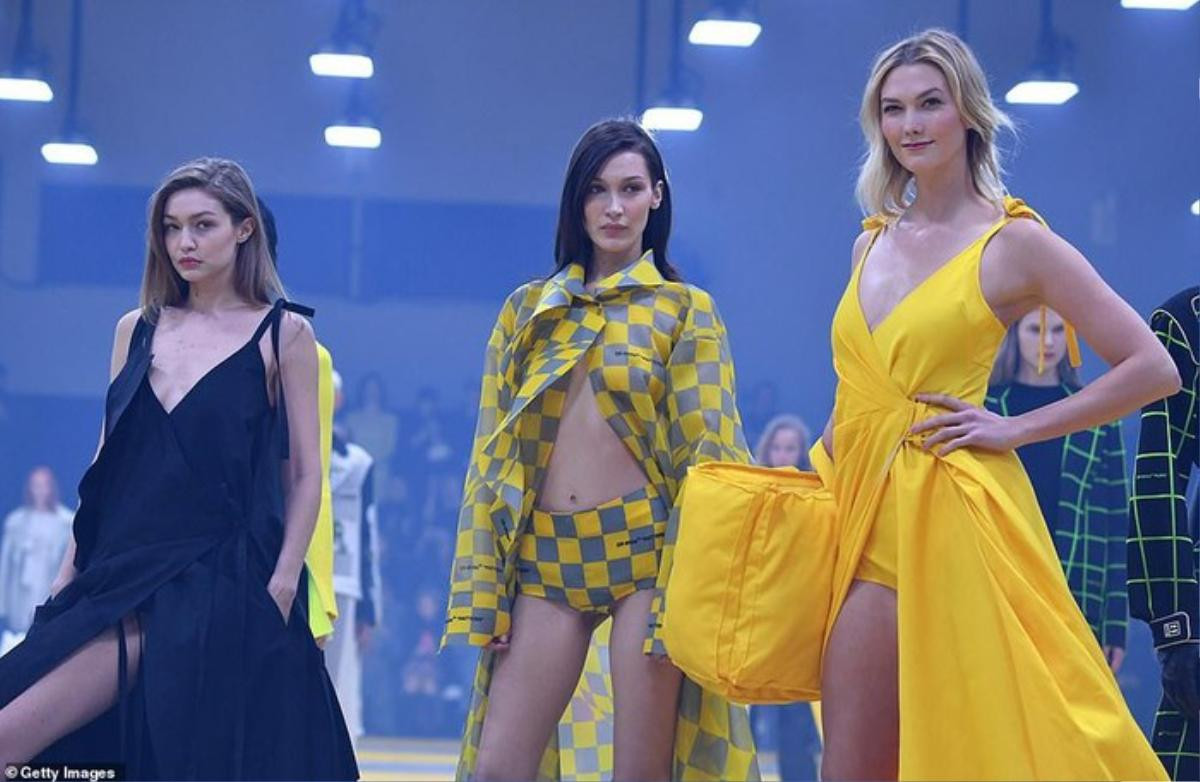 Siêu mẫu Karlie Kloss 'tái xuất' trên sàn catwalk đọ sắc cùng chị em nhà Hadid Ảnh 1