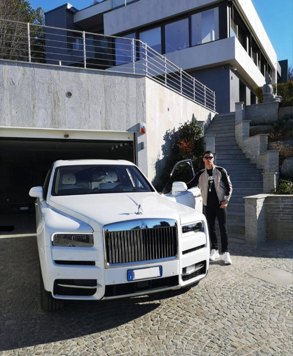 Siêu xe Rolls-Royce Ghost giá 10 tỉ mà Cristiano Ronaldo vừa mua có gì đặc biệt? Ảnh 1