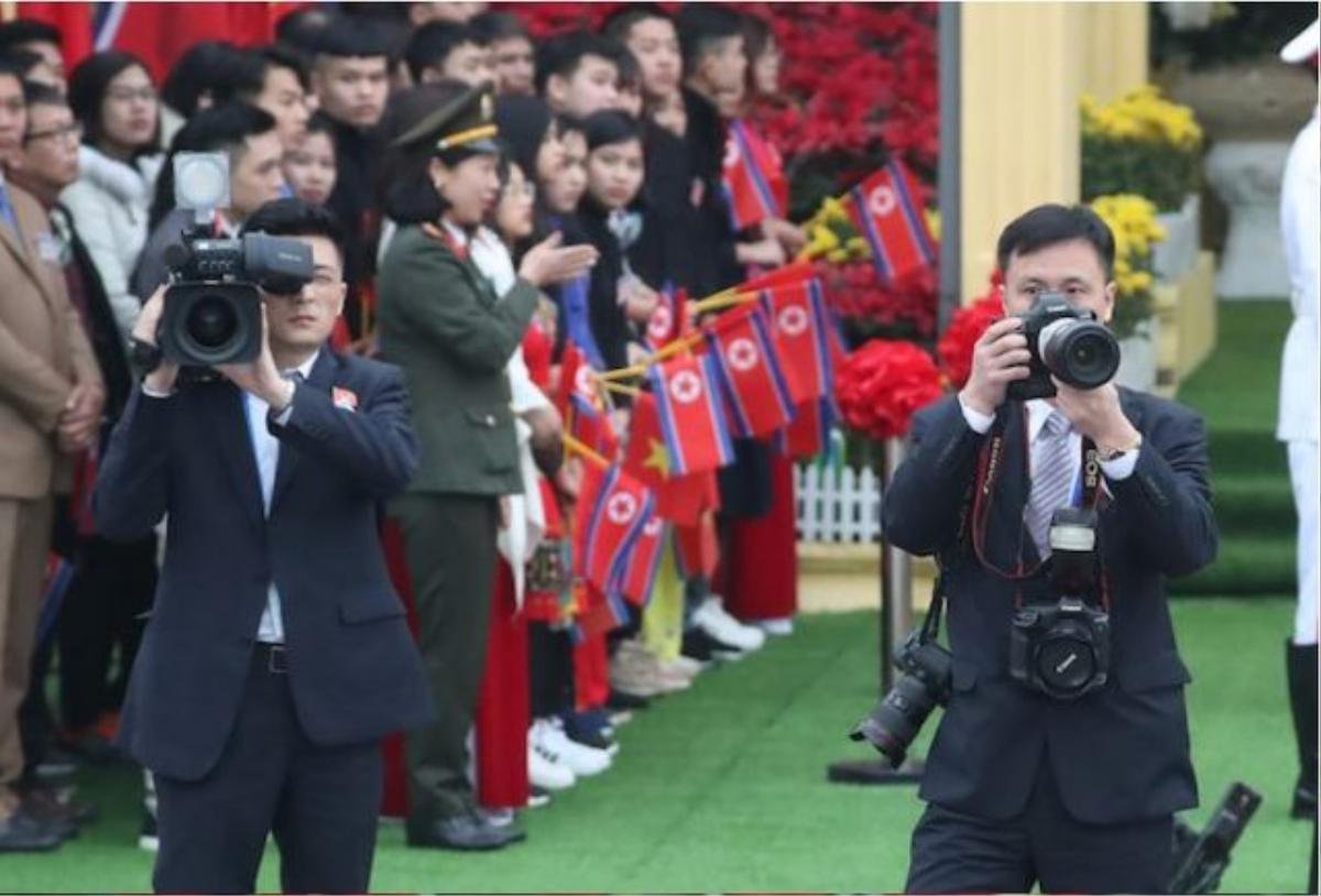 Những phóng viên Triều Tiên kín tiếng theo sát ông Kim Jong-un tại Hà Nội Ảnh 1