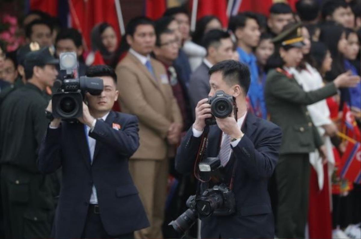 Những phóng viên Triều Tiên kín tiếng theo sát ông Kim Jong-un tại Hà Nội Ảnh 2