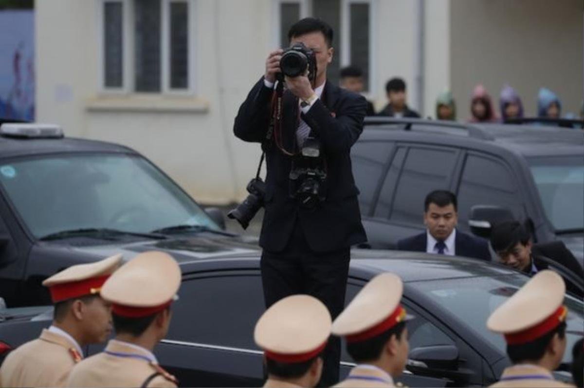 Những phóng viên Triều Tiên kín tiếng theo sát ông Kim Jong-un tại Hà Nội Ảnh 3