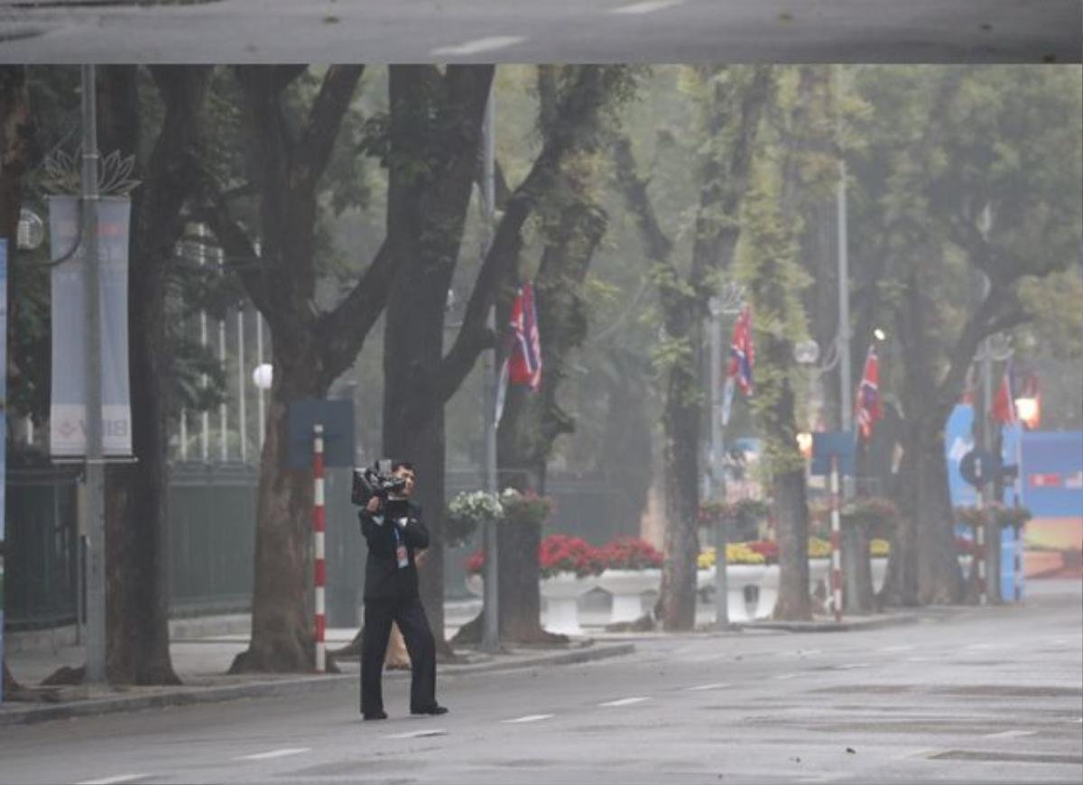 Những phóng viên Triều Tiên kín tiếng theo sát ông Kim Jong-un tại Hà Nội Ảnh 5