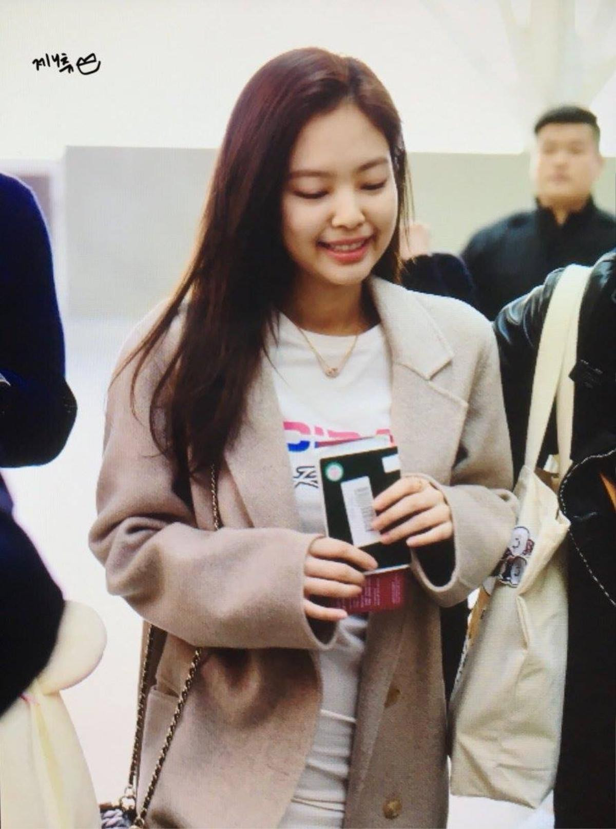 Jennie (BLACK PINK) lại bị netizen chê 'thái độ' ở sân bay, sự thật lại gây bất ngờ! Ảnh 4