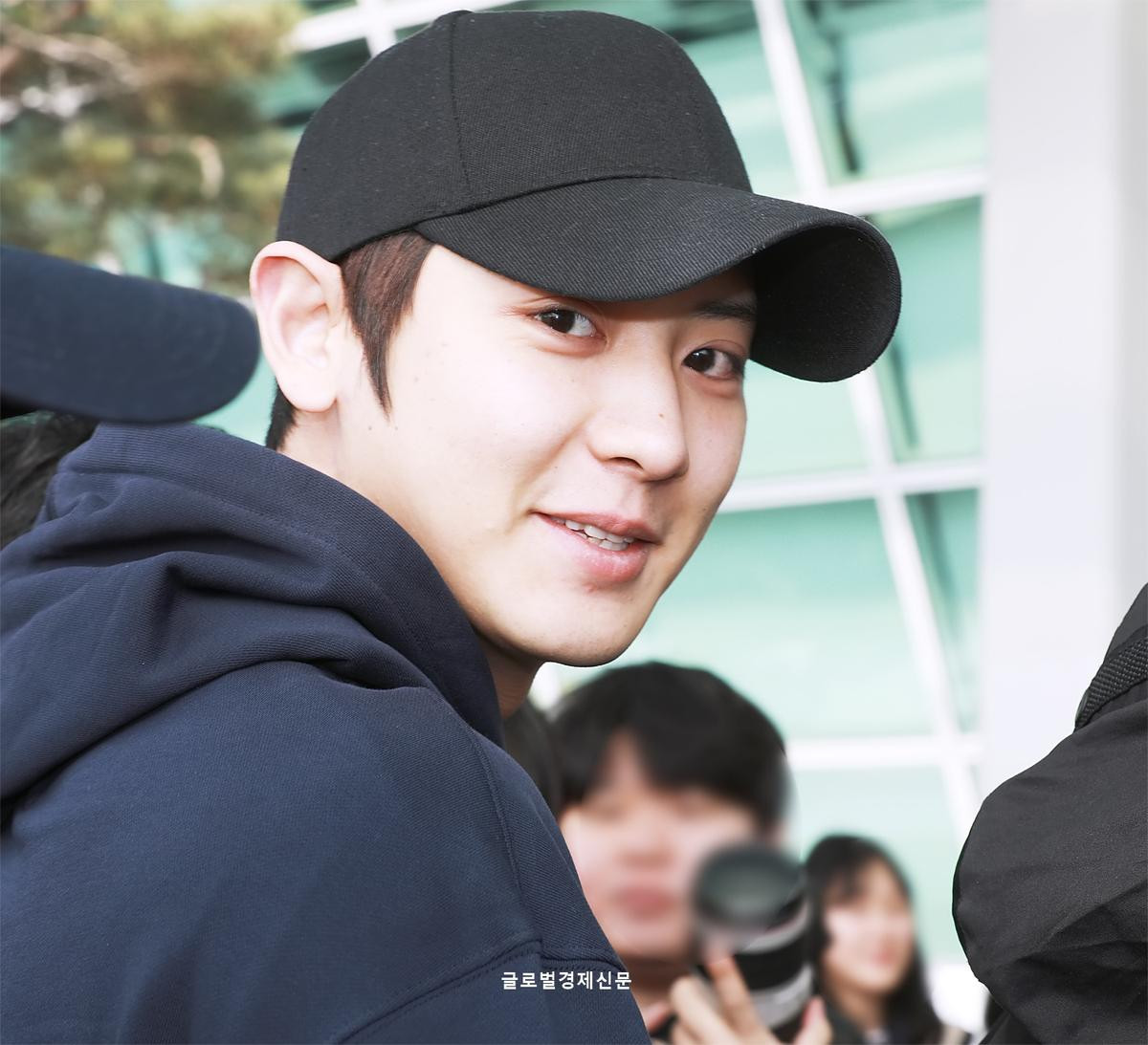 'Chủ tịch' Chanyeol (EXO) đẹp trai 'thần sầu' tại sân bay, không nghe lời 'đầu bếp' D.O  và nhận cái kết đắng Ảnh 3