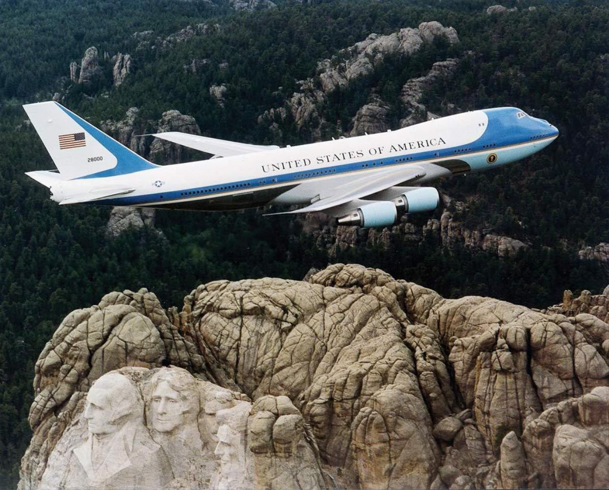 Ngoài Air Force One, Tổng thống Mỹ Donald Trump còn có hẳn phi đội bay bí mật hiện đại thế này Ảnh 5