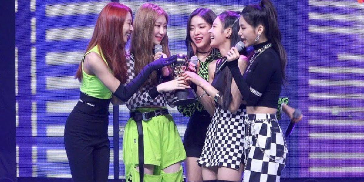 Trân trọng giới thiệu ITZY- Nhóm nữ… làm vỡ cúp nhanh nhất KPop Ảnh 3