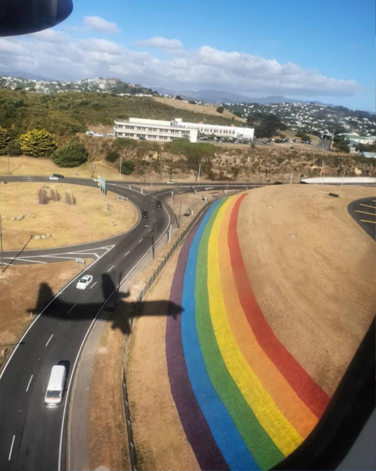 Wellington Airport nhuộm sắc cầu vồng đường bay ủng hộ cộng đồng LGBTI vào lễ hội Pride và ILGA sắp đến Ảnh 6