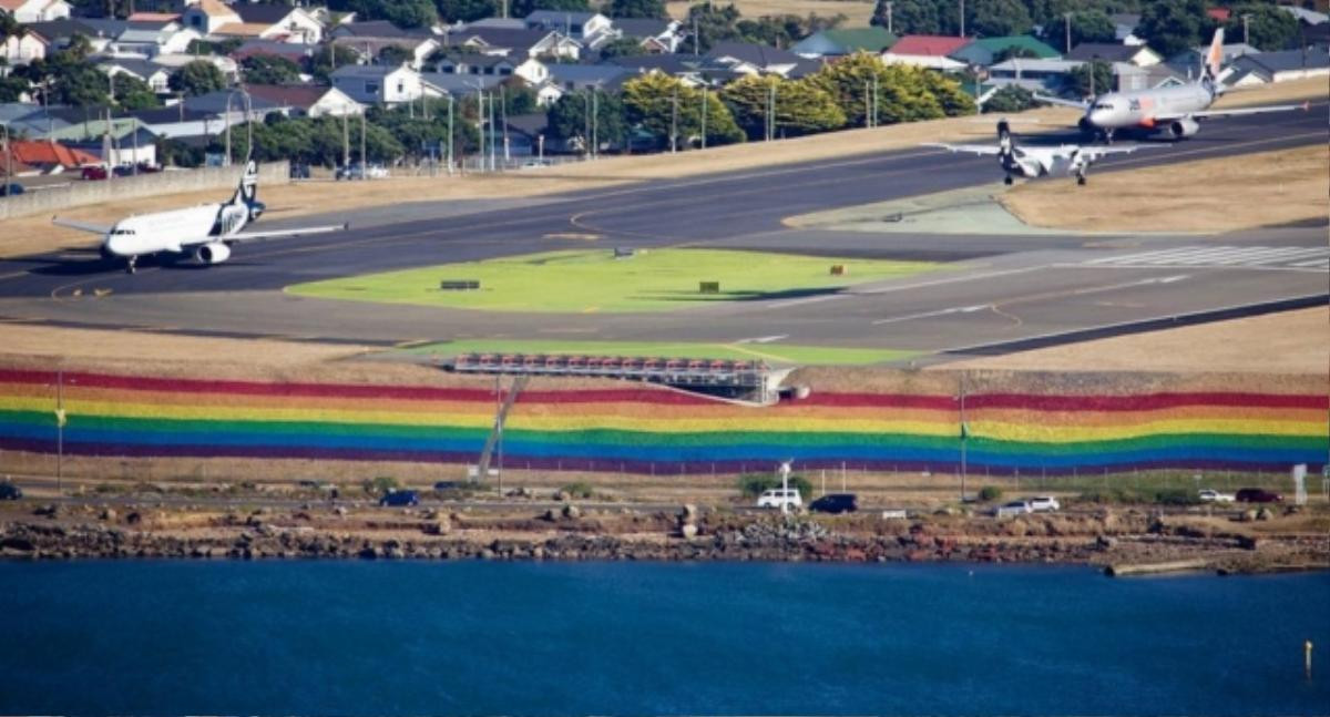 Wellington Airport nhuộm sắc cầu vồng đường bay ủng hộ cộng đồng LGBTI vào lễ hội Pride và ILGA sắp đến Ảnh 5