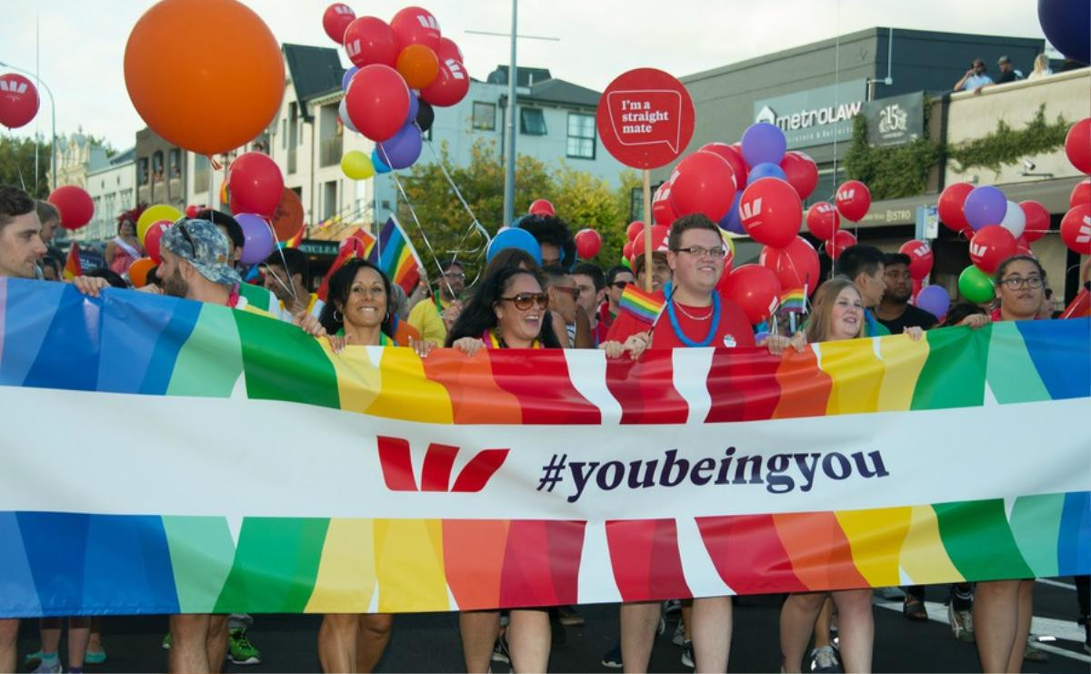 Wellington Airport nhuộm sắc cầu vồng đường bay ủng hộ cộng đồng LGBTI vào lễ hội Pride và ILGA sắp đến Ảnh 2