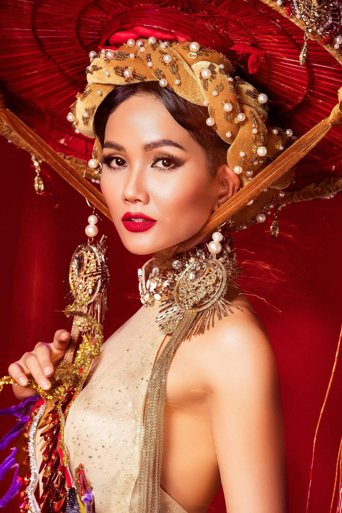 Chưa đầy 3 tháng lập kì tích tại Miss Universe, H'Hen Niê lọt top 50 phụ nữ ảnh hưởng nhất Việt Nam Ảnh 6