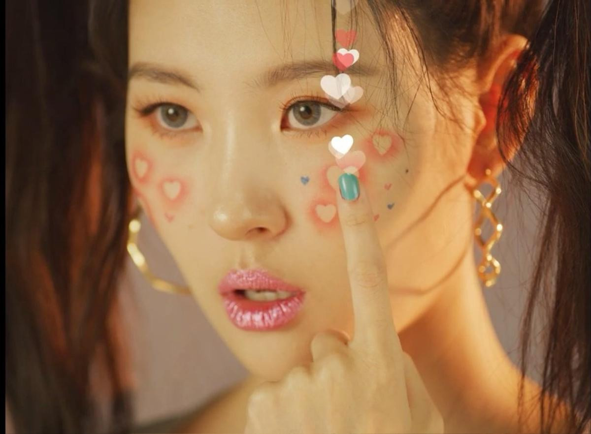 Sunmi trở lại cùng MV 'Noir' - Lý giải vì sao cô nàng đăng thuốc giảm đau và khóc sướt mướt trên livetream? Ảnh 2