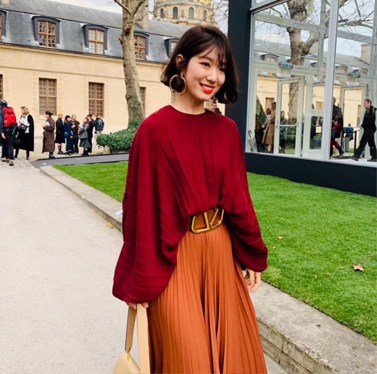 Park Shin Hye đẹp 'ngoạn mục' tại show thời trang Valentino - Cha Eunwoo ăn sôcôla suốt kì thi thời học sinh Ảnh 7