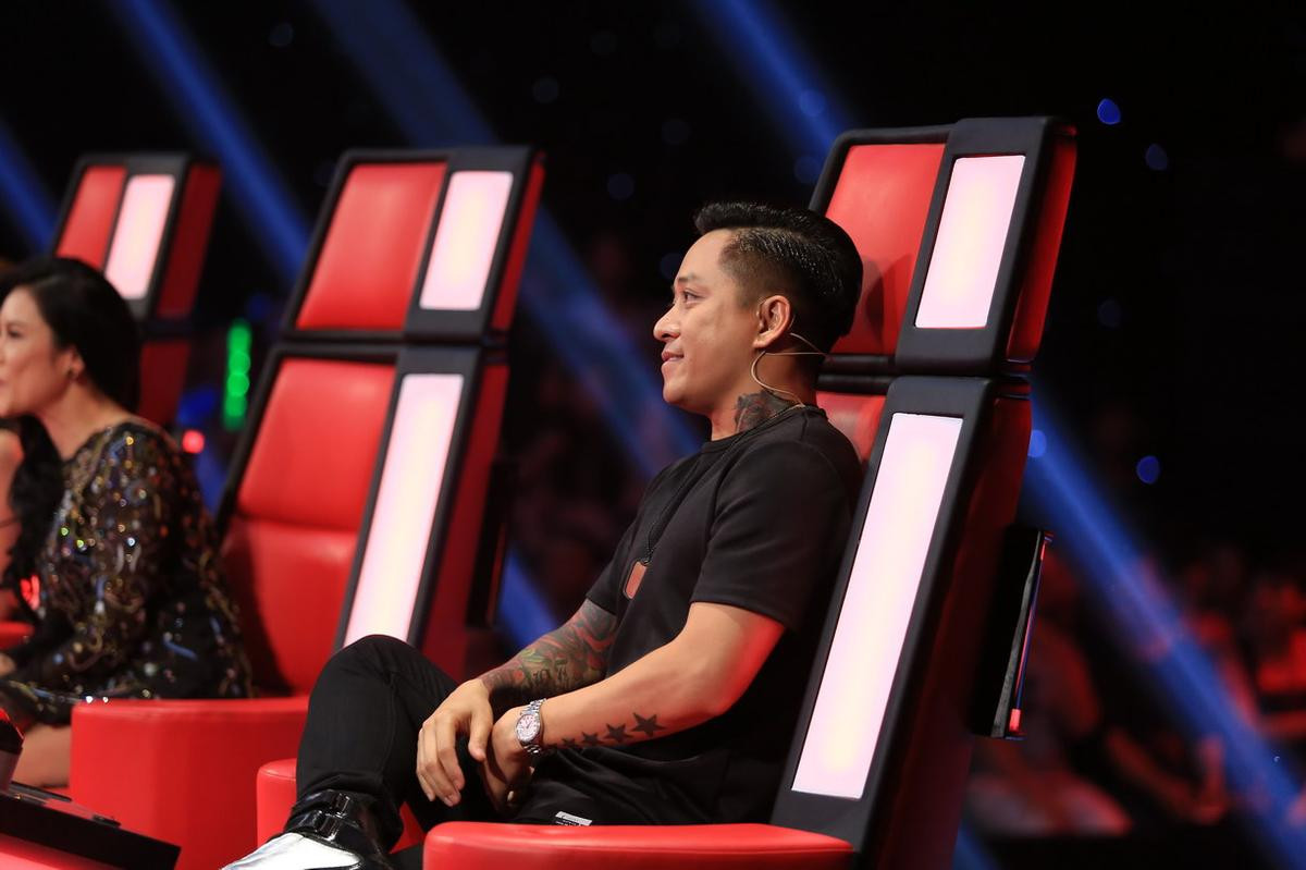 Chủ nhân 'ghế nóng' The Voice - Giọng hát Việt: 'Gừng càng già càng cay' hay 'tuổi trẻ tài cao' mới là 'hot trend'? Ảnh 1