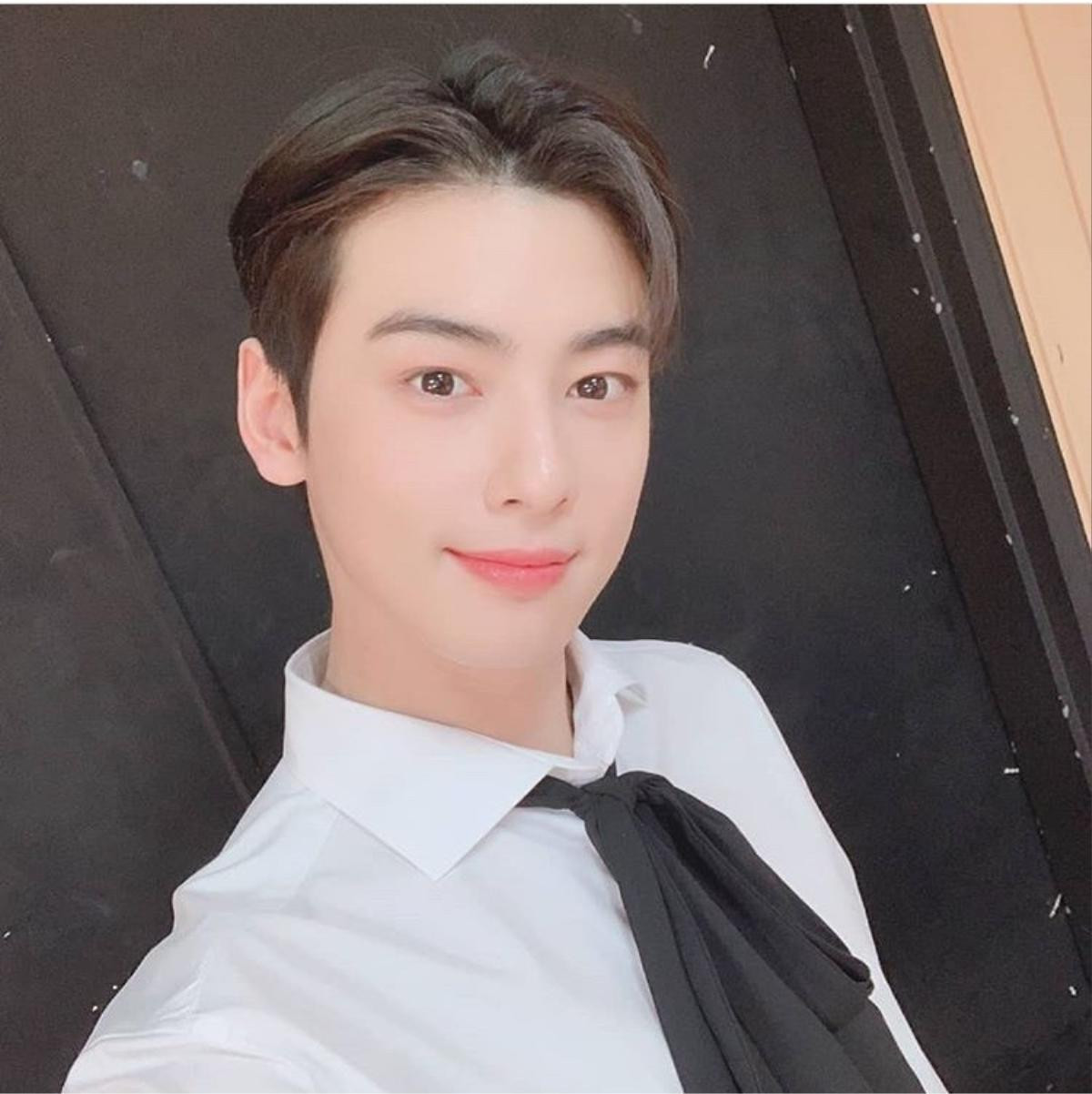 Mở tài khoản Instagram chính chủ, Cha Eun Woo (ASTRO) còn tiết lộ không thích 'đùi dày mông bự' Ảnh 1