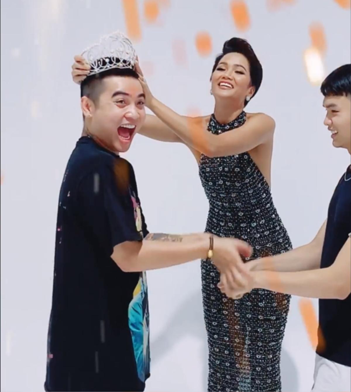 'Cười ngất' khi tham gia buổi 'diễn tập' trao lại vương miện Miss Universe Vietnam của Hoa hậu H'Hen Niê Ảnh 3